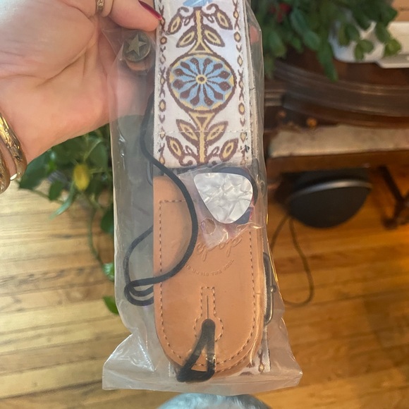 NWT beautiful embroidered guitar 🎸 strap with extra pick - Picture 2 of 6